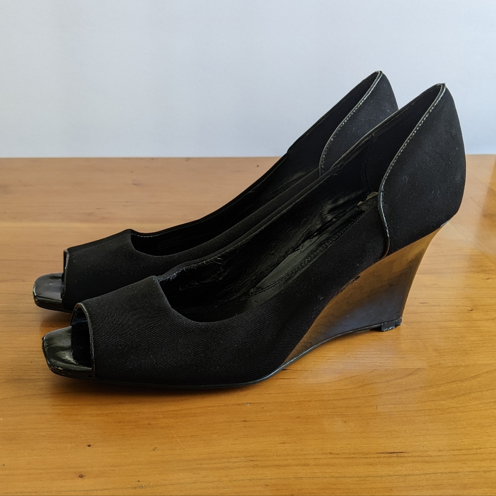 Ellen Tracy Black Peep Toe Wedge Heel, sz 8 - Picture 7 of 8
